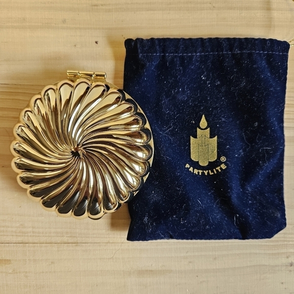 Gold-tone Partylite Clam Travel Tealight Holder Case - Picture 2 of 7